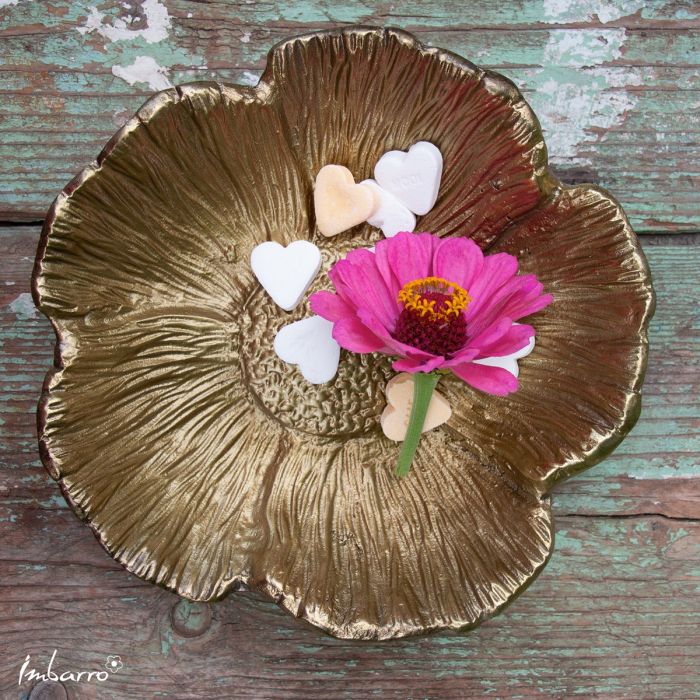 Goudkleurige metalen schaal in de vorm van een bloem, model Bloom Gold gevuld met hartjes en een bloem.