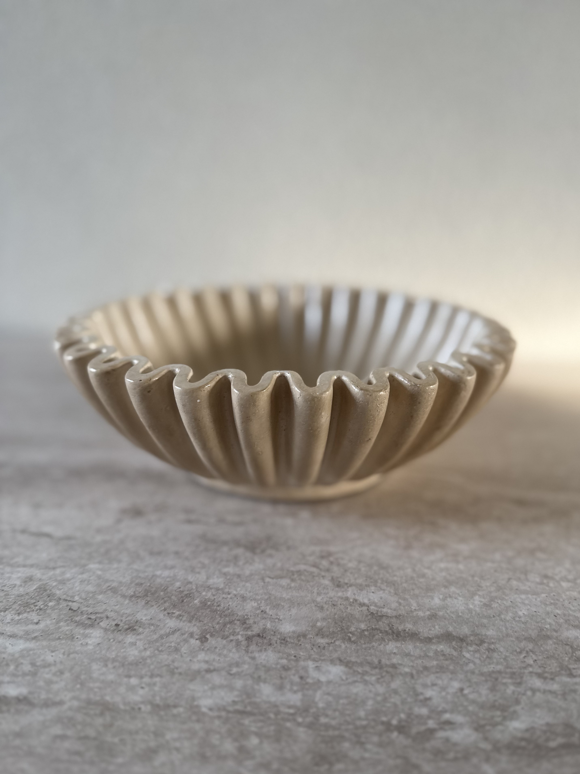 Aardewerk schaal beige ribbel