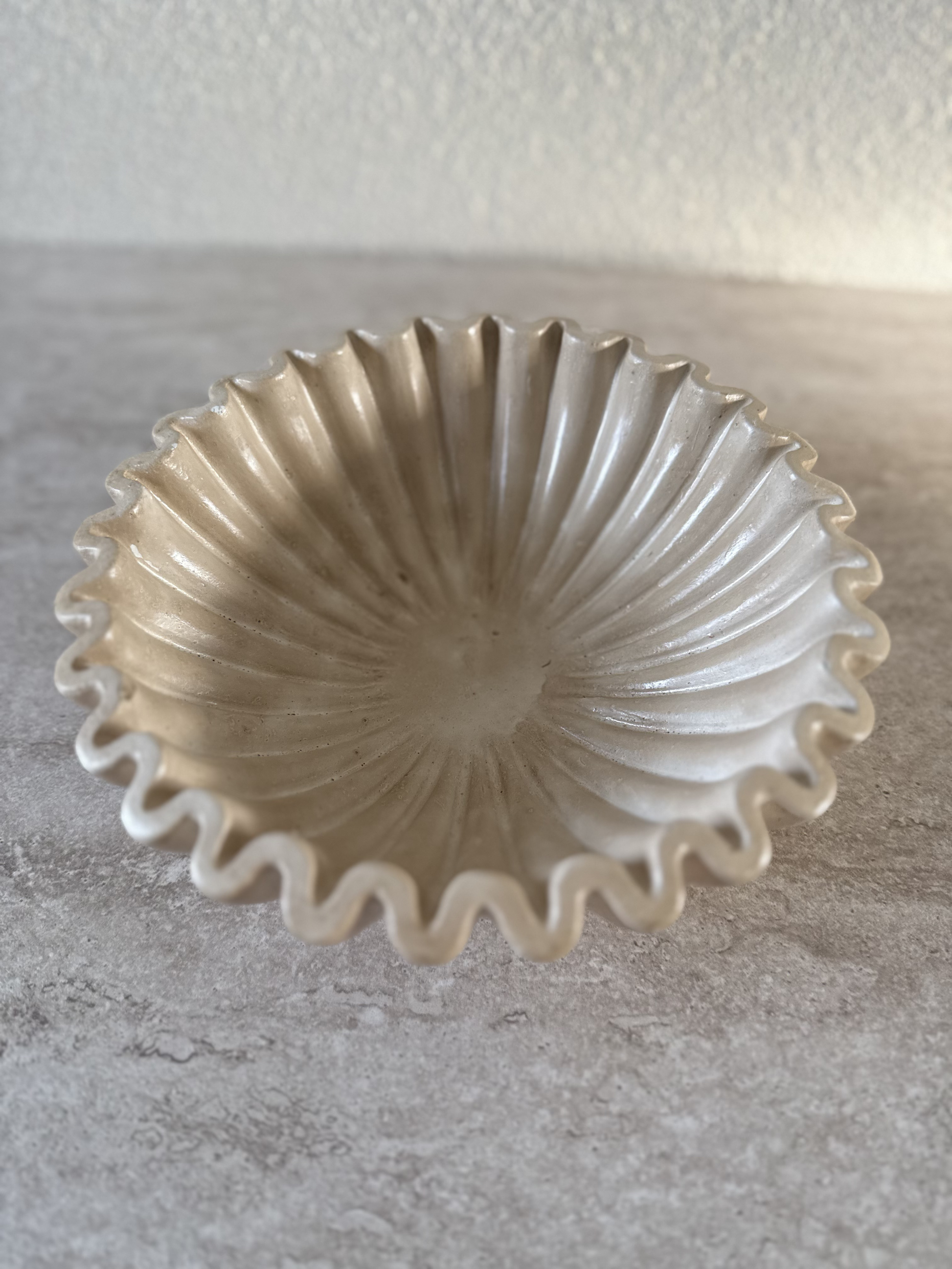 Aardewerk schaal beige ribbel