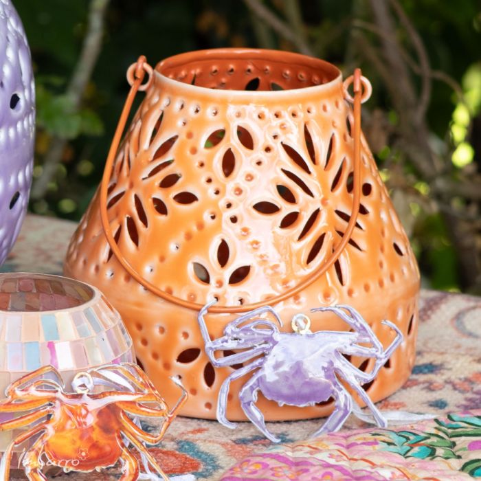 Windlicht Fauna Orange buiten neergezet ter inspiratie.