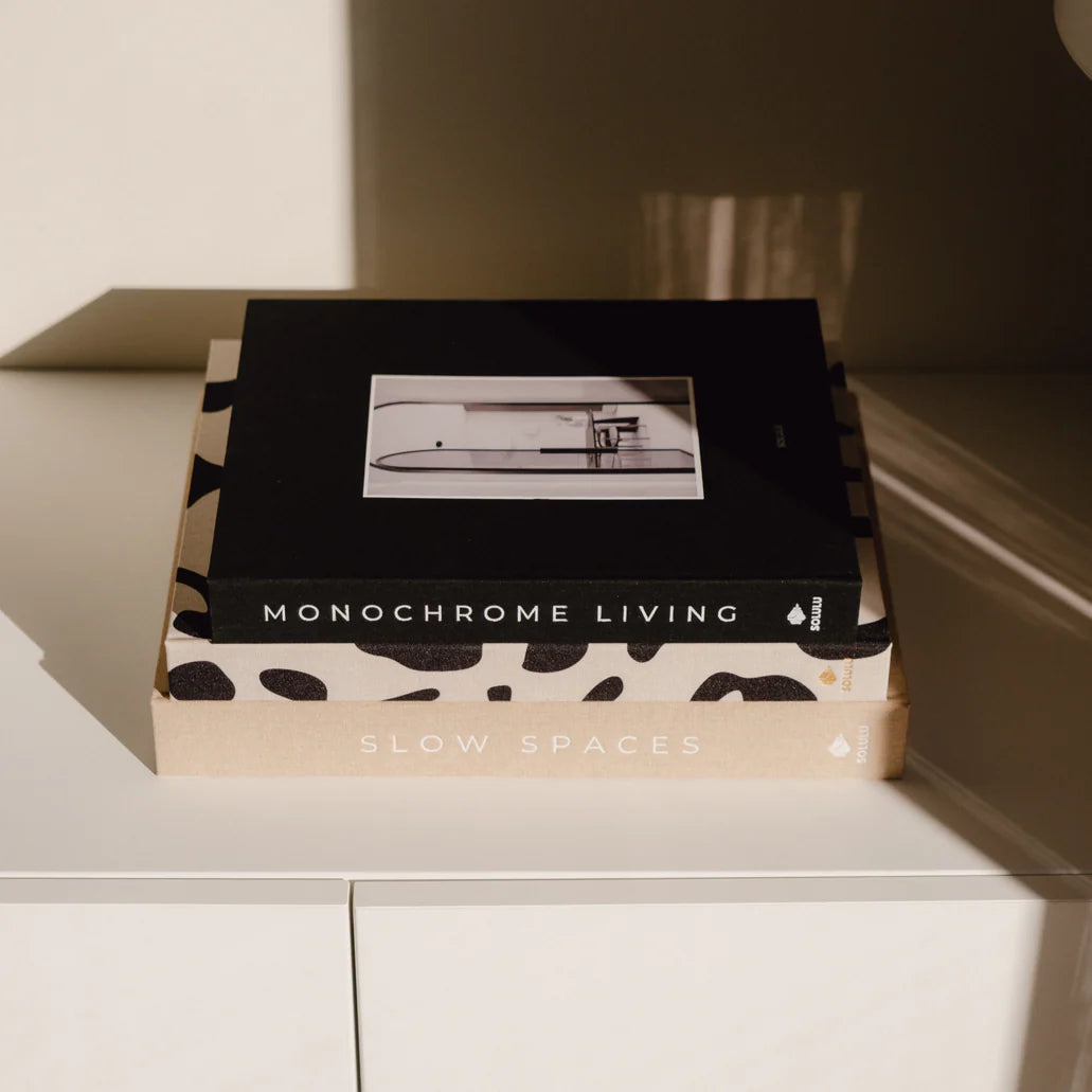 Monochrome Living opbergboek M gestapeld met andere opbergboeken.