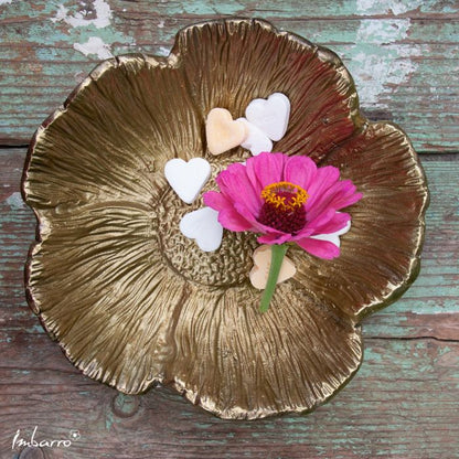 Goudkleurige metalen schaal in de vorm van een bloem, model Bloom Gold gevuld met hartjes en een bloem.