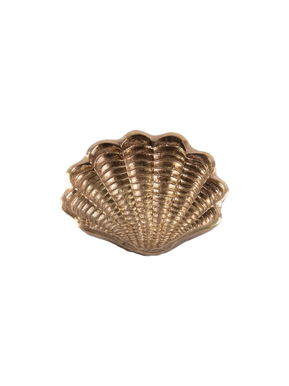 Goudkleurige keramieken schaal in de vorm van een schelp.