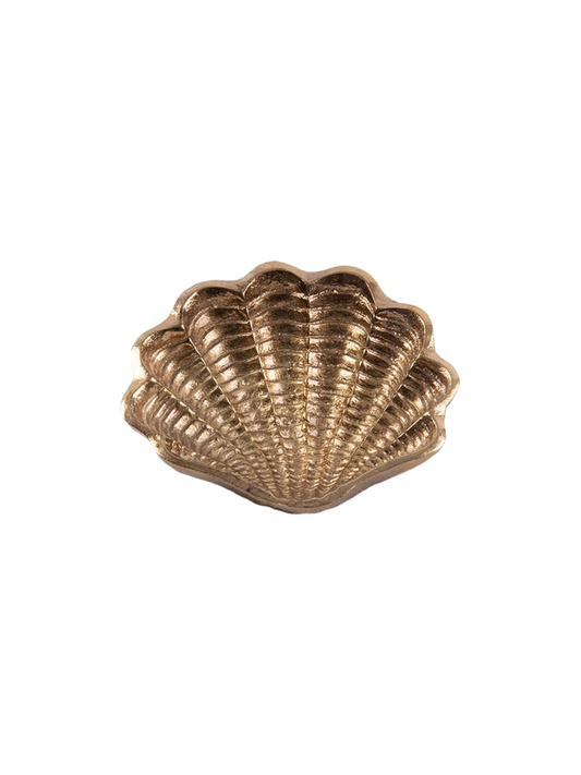 Goudkleurige keramieken schaal in de vorm van een schelp.