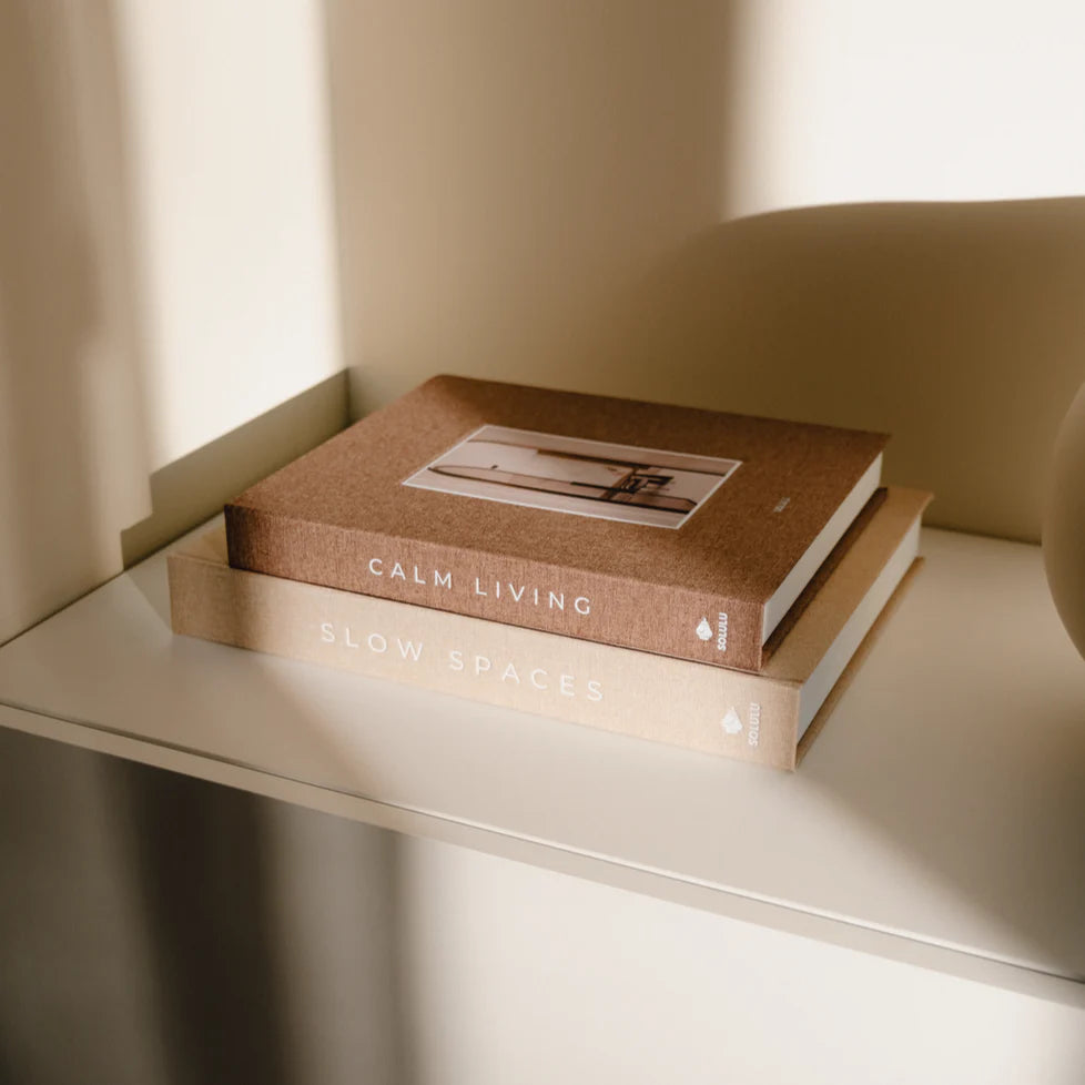 Slow Spaces opbergboek XL gestapeld.